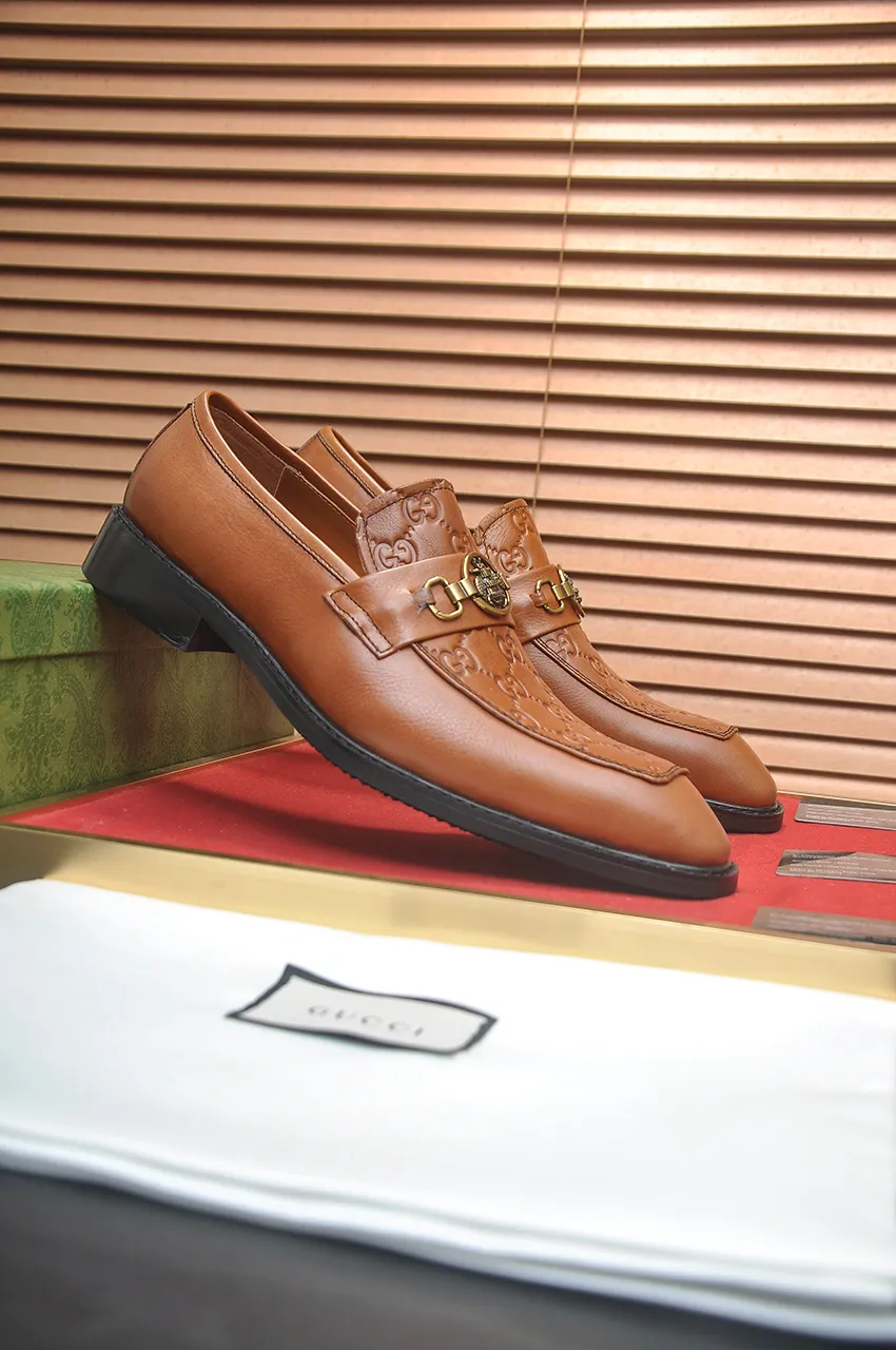 Men's shoes💰460💶Italy's top luxury men's shoes giant [GUCCI Gucci] has a new model 🍃Original European style🔰 Pleasant to the eye😍In order to make the shoes more durable and non-deformable🌀The production continues to follow traditional methods but there is still no lack of innovation💪The original cowhide is chosen for the leather♻️ Smooth, natural and exceptionally bright⭐Made of imported cowhide, the first choice of the rich 38-45 (45 customized)